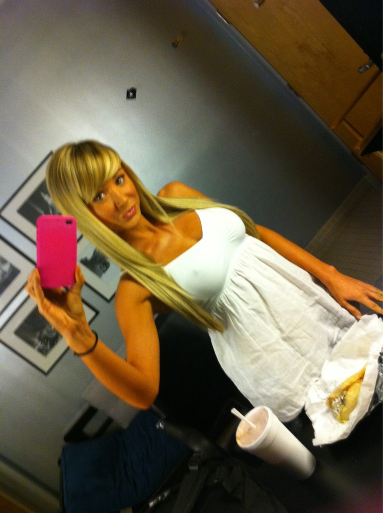 Sara Jean Underwood taking a selfie