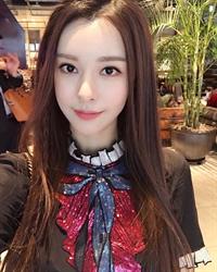 Cathryn Lee taking a selfie