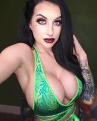 Cubbi Thompson taking a selfie