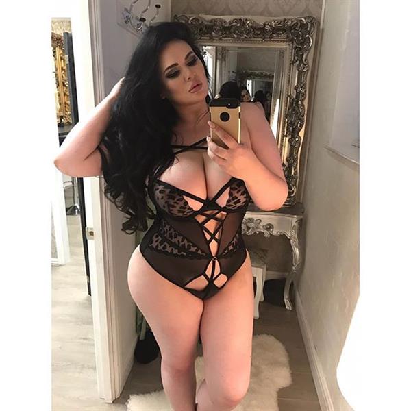 Lexy Lu in lingerie taking a selfie