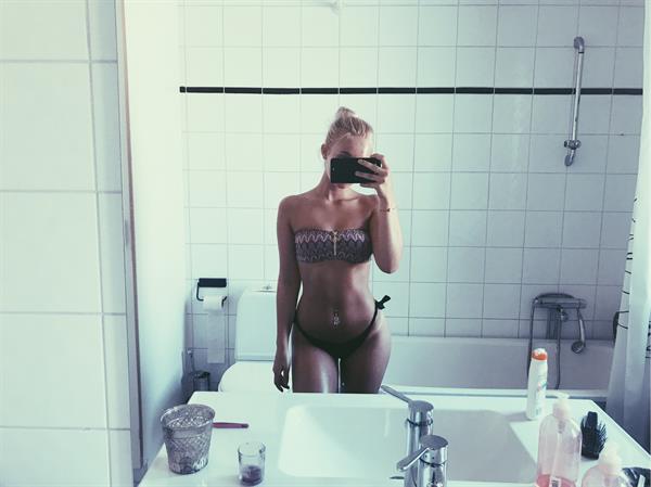 Stina Jonsson in a bikini taking a selfie