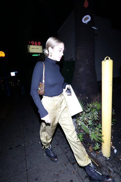 Delilah Belle Hamlin Pictures Delilah Hamlin braless boobs in a black top showing her tits seen by paparazzi.