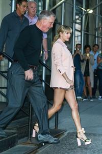 Taylor Swift sexy legs in a short skirt seen by paparazzi.


