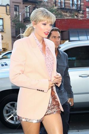 Taylor Swift sexy legs in a short skirt seen by paparazzi.


