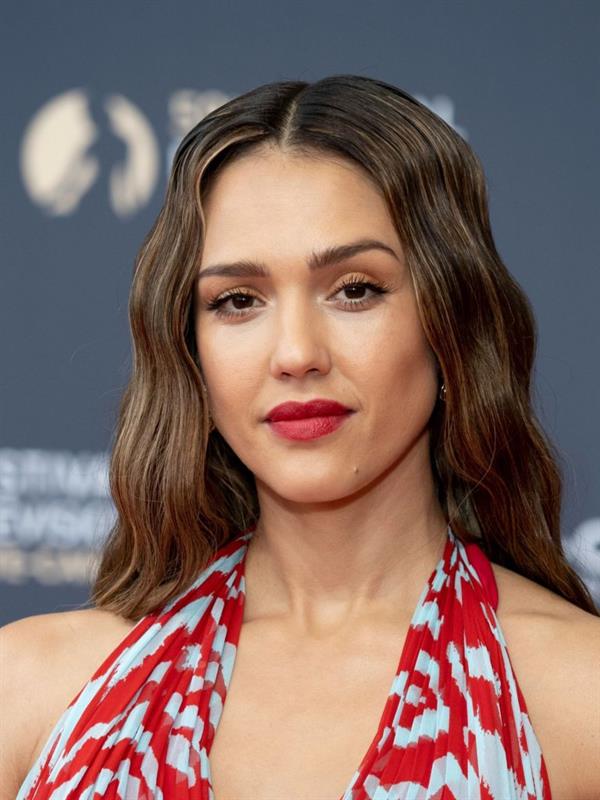 Jessica Alba sexy photos on the red carpet in a low cut dress with Gabrielle Union both showing nice cleavage.



