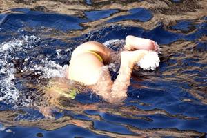 Nicole Scherzinger in a sexy bikini on a boat in Capri showing her ass and nice cleavage seen by paparazzi.












