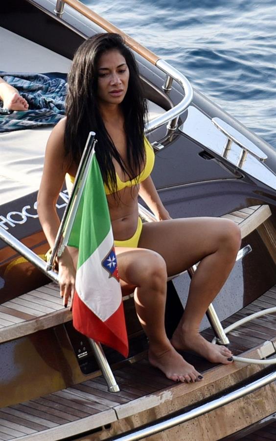 Nicole Scherzinger in a sexy bikini on a boat in Capri showing her ass and nice cleavage seen by paparazzi.












