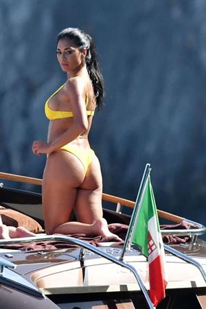 Nicole Scherzinger in a sexy bikini on a boat in Capri showing her ass and nice cleavage seen by paparazzi.












