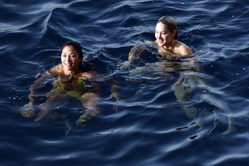 Nicole Scherzinger in a sexy bikini on a boat in Capri showing her ass and nice cleavage seen by paparazzi.












