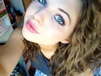 Sammi Hanratty taking a selfie
