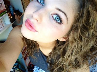 Sammi Hanratty taking a selfie