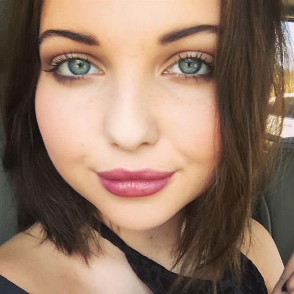 Sammi Hanratty taking a selfie