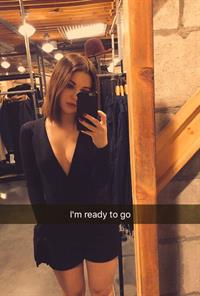 Sammi Hanratty taking a selfie