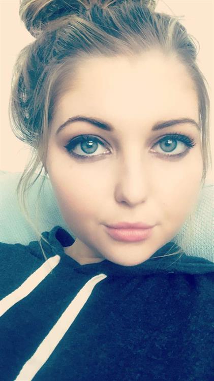 Sammi Hanratty taking a selfie