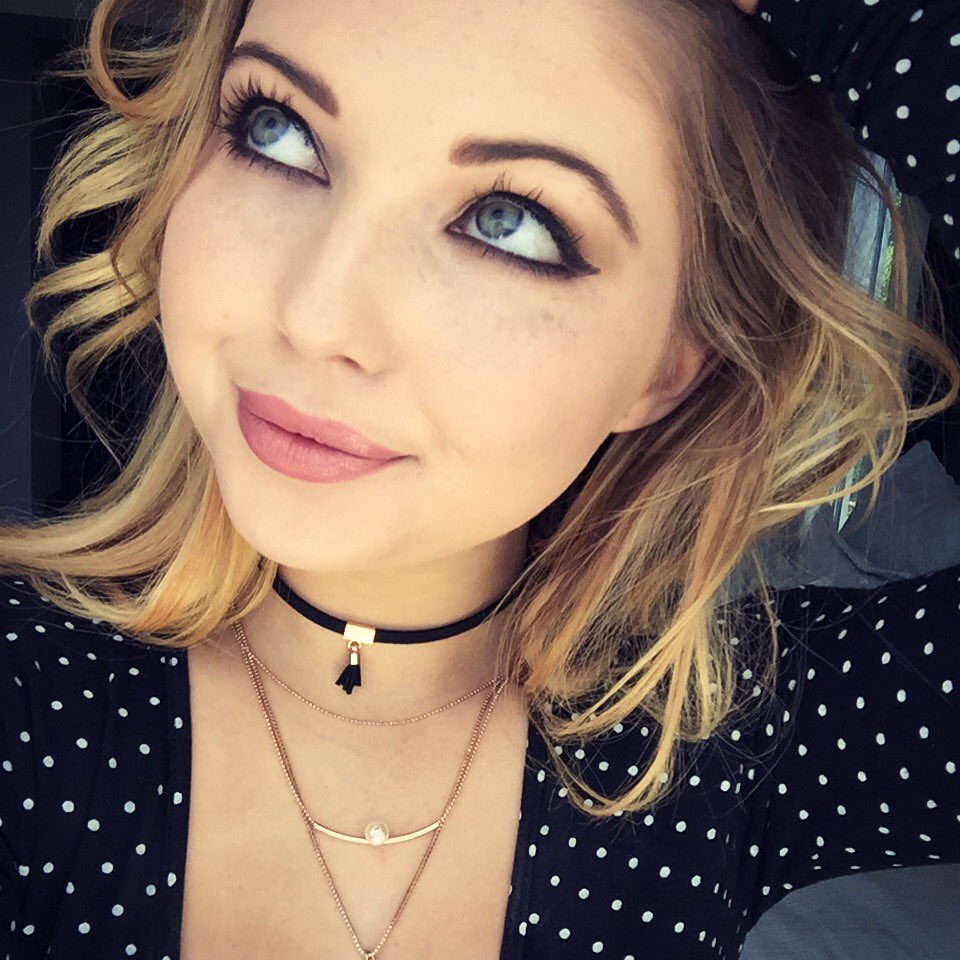 Sammi Hanratty taking a selfie