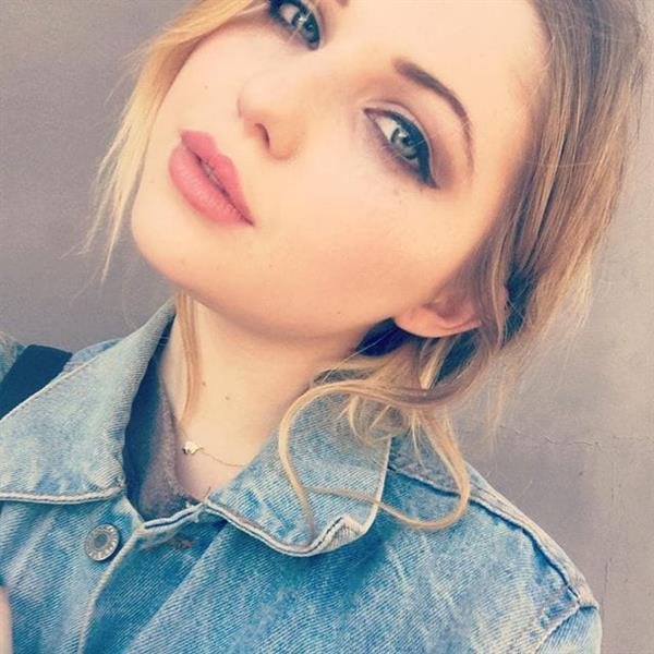 Sammi Hanratty taking a selfie