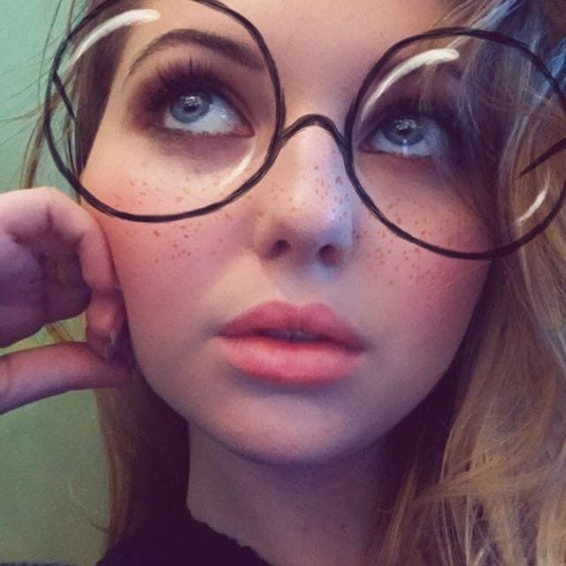 Sammi Hanratty taking a selfie