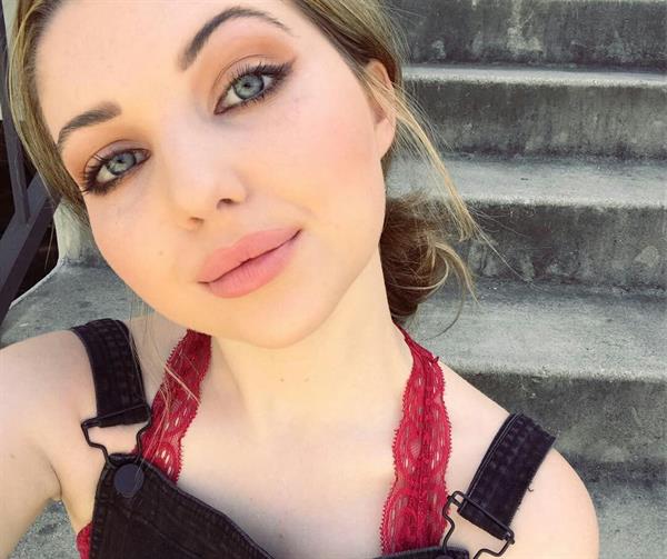 Sammi Hanratty taking a selfie