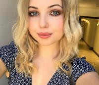Sammi Hanratty taking a selfie