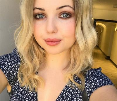 Sammi Hanratty taking a selfie