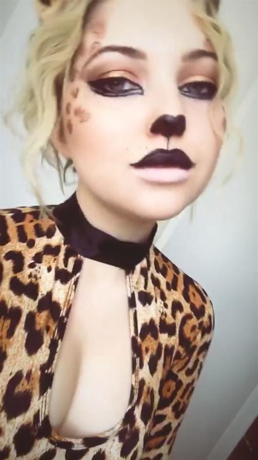 Sammi Hanratty taking a selfie