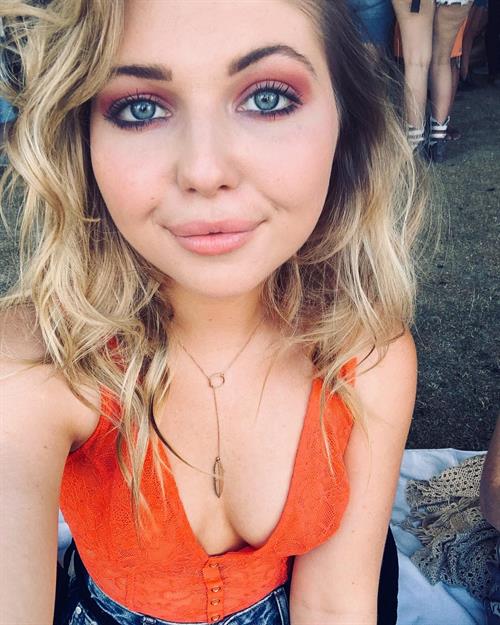 Sammi Hanratty taking a selfie