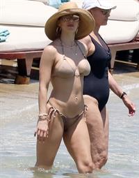 Katharine McPhee sexy bikini photos showing her boobs and ass seen by paparazzi.



