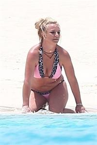 Britney Spears in a sexy bikini on the beach seen by paparazzi.




