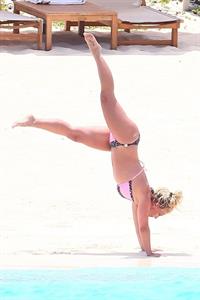 Britney Spears in a sexy bikini on the beach seen by paparazzi.




