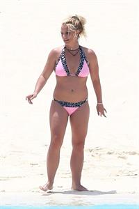 Britney Spears in a sexy bikini on the beach seen by paparazzi.




