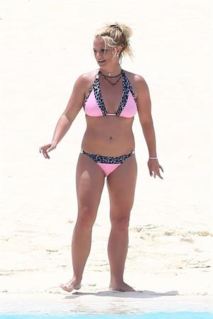 Britney Spears in a sexy bikini on the beach seen by paparazzi.




