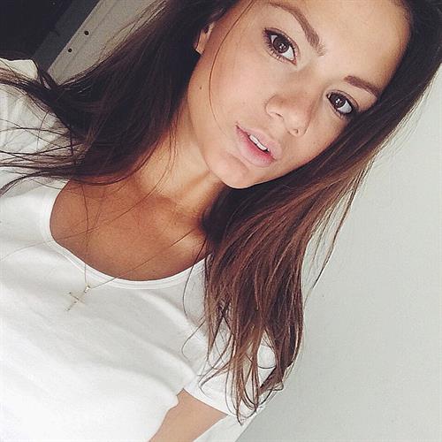 Polina Glen taking a selfie