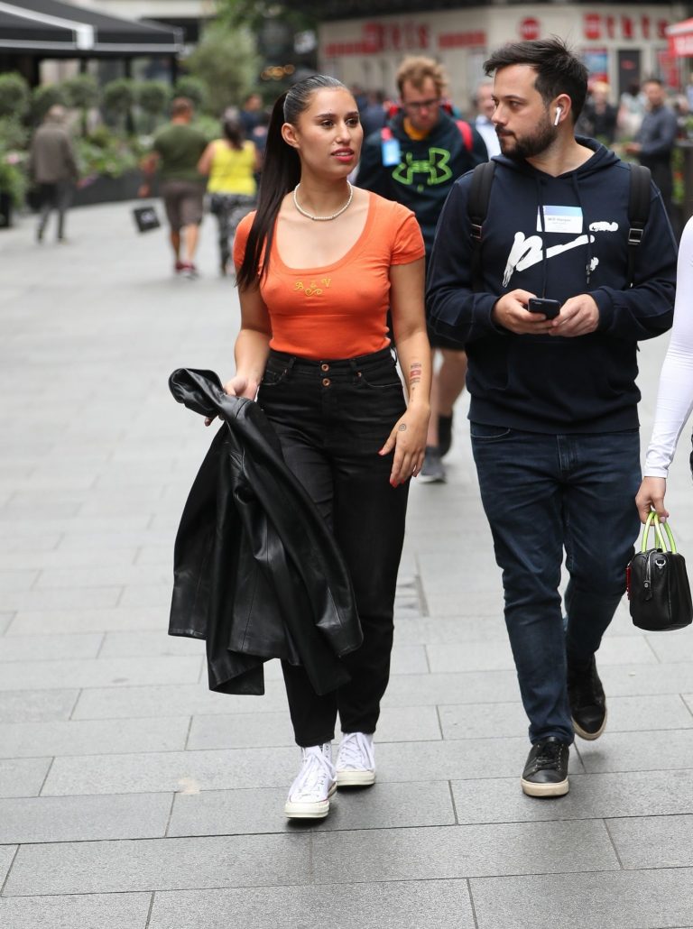 Raye braless tits pokies seen by paparazzi.










