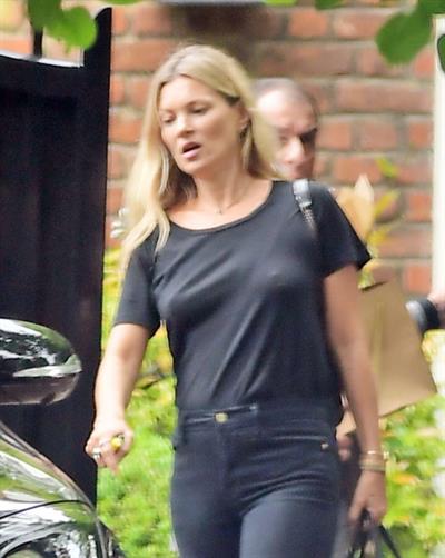 Kate Moss braless tits pokies seen by paparazzi.













