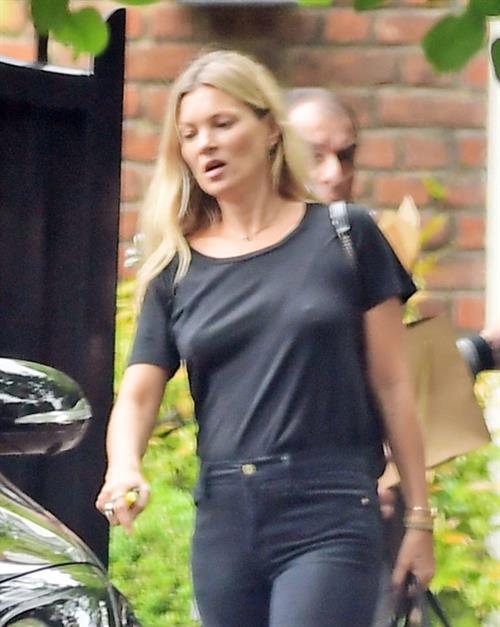 Kate Moss braless tits pokies seen by paparazzi.













