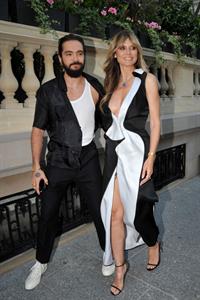 Heidi Klum sexy braless cleavage showing her boobs in a black and white dress seen by paparazzi.






















