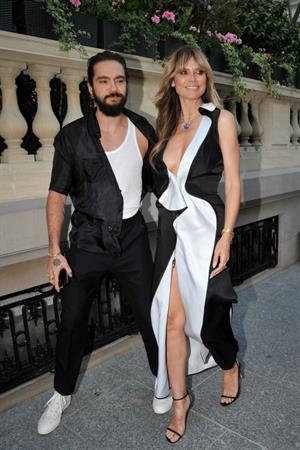 Heidi Klum sexy braless cleavage showing her boobs in a black and white dress seen by paparazzi.






















