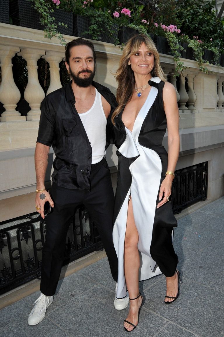 Heidi Klum sexy braless cleavage showing her boobs in a black and white dress seen by paparazzi.






















