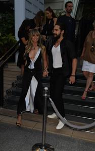 Heidi Klum sexy braless cleavage showing her boobs in a black and white dress seen by paparazzi.






















