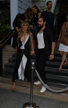 Heidi Klum sexy braless cleavage showing her boobs in a black and white dress seen by paparazzi.






















