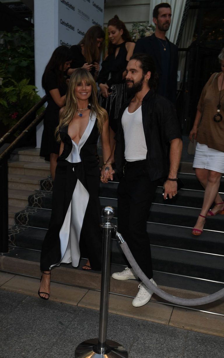 Heidi Klum sexy braless cleavage showing her boobs in a black and white dress seen by paparazzi.






















