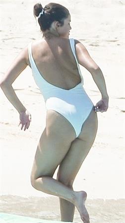 Selena Gomez sexy ass in a swimsuit seen on the beach by paparazzi.


