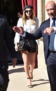 Margot Robbie sexy legs in a mini skirt seen by paparazzi in Paris.







