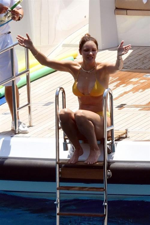 Katharine McPhee Bikini Pictures Katharine McPhee in a sexy thong bikini seen by paparazzi showing her ass and boobs.