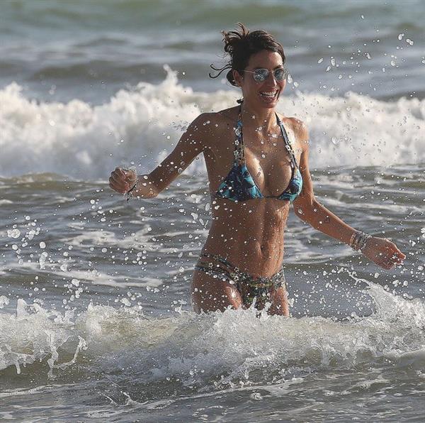 Elisabetta Gregoraci sexy thong bikini showing her sexy ass and cleavage at the beach seen by paparazzi.








