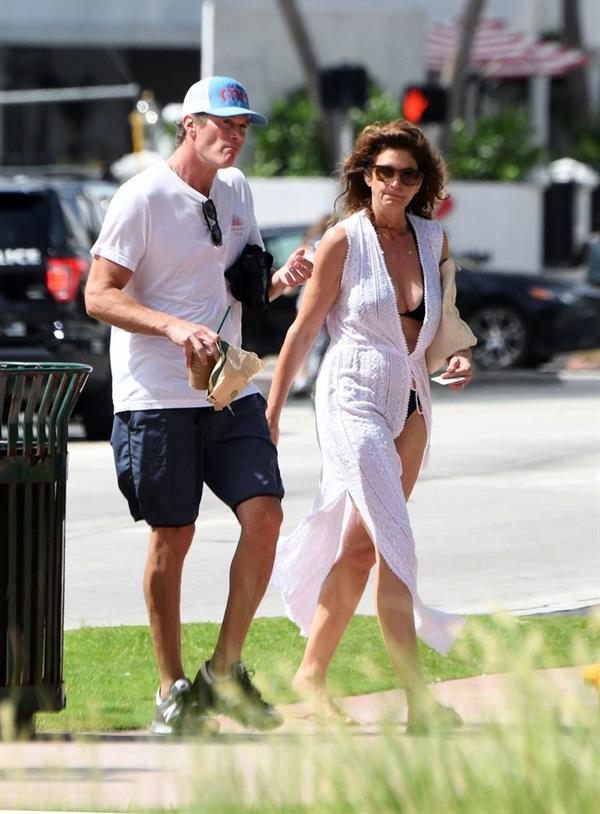 Supermodel Cindy Crawford in a sexy bikini showing nice cleavage seen by paparazzi.





















