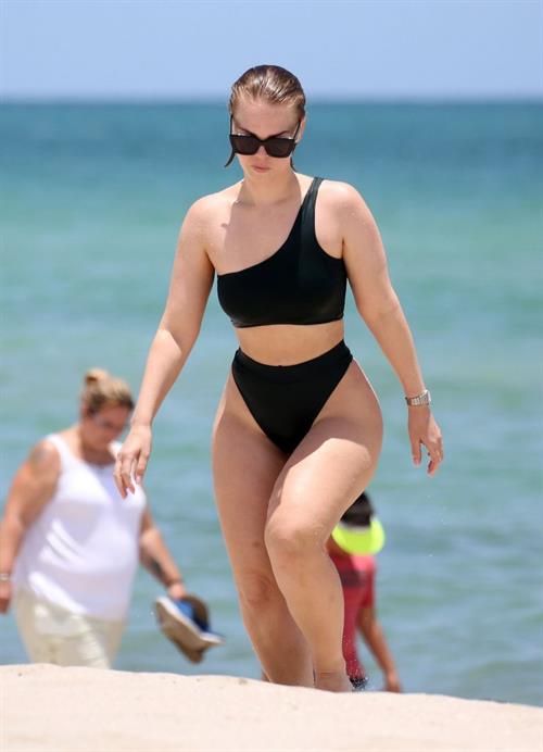 Bianca Elouise Bikini Pictures Bianca Elouise sexy ass in a thong bikini seen by paparazzi.