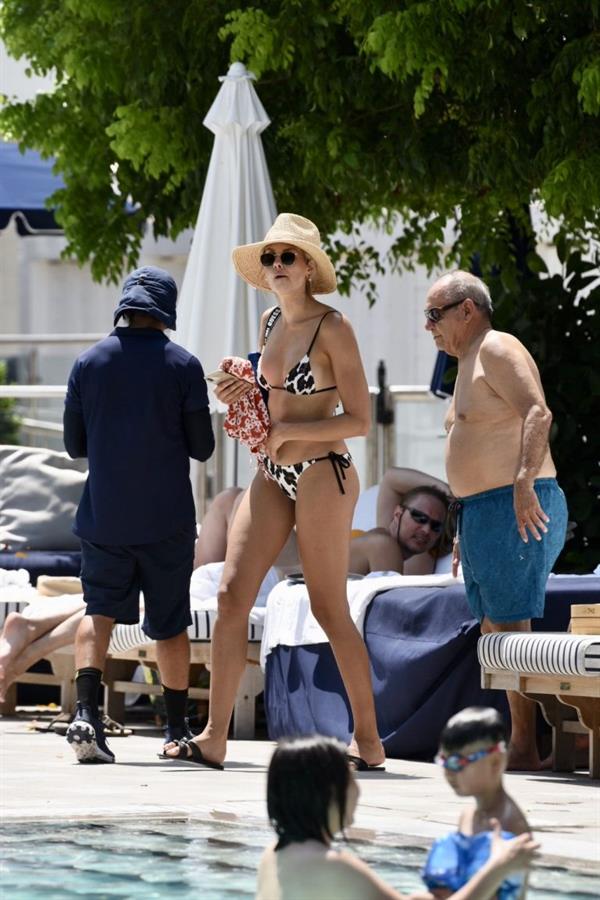 Natalie Roser in a sexy ass bikini by the pool seen by paparazzi.












