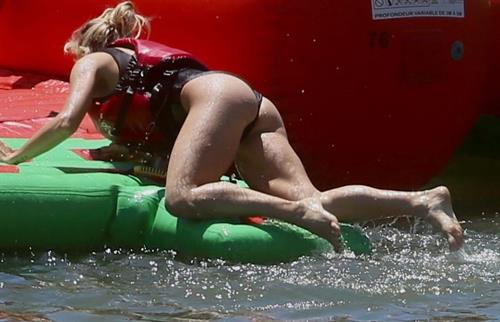 Elsa Pataky sexy ass and cleavage in a swimsuit seen by paparazzi with Chris Hemsworth.














