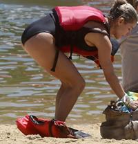 Elsa Pataky sexy ass and cleavage in a swimsuit seen by paparazzi with Chris Hemsworth.














